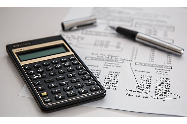 accounting-black-budget-calculating