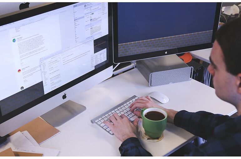 typing-computer-desk-hoe-office